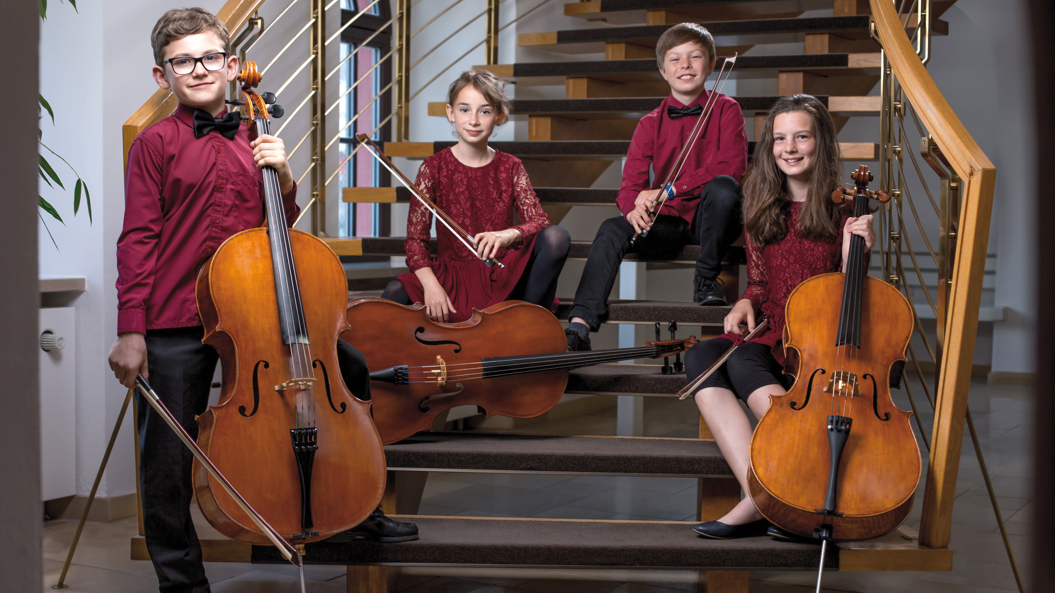 Junges Streicher-Ensemble posiert an einer Wendeltreppe