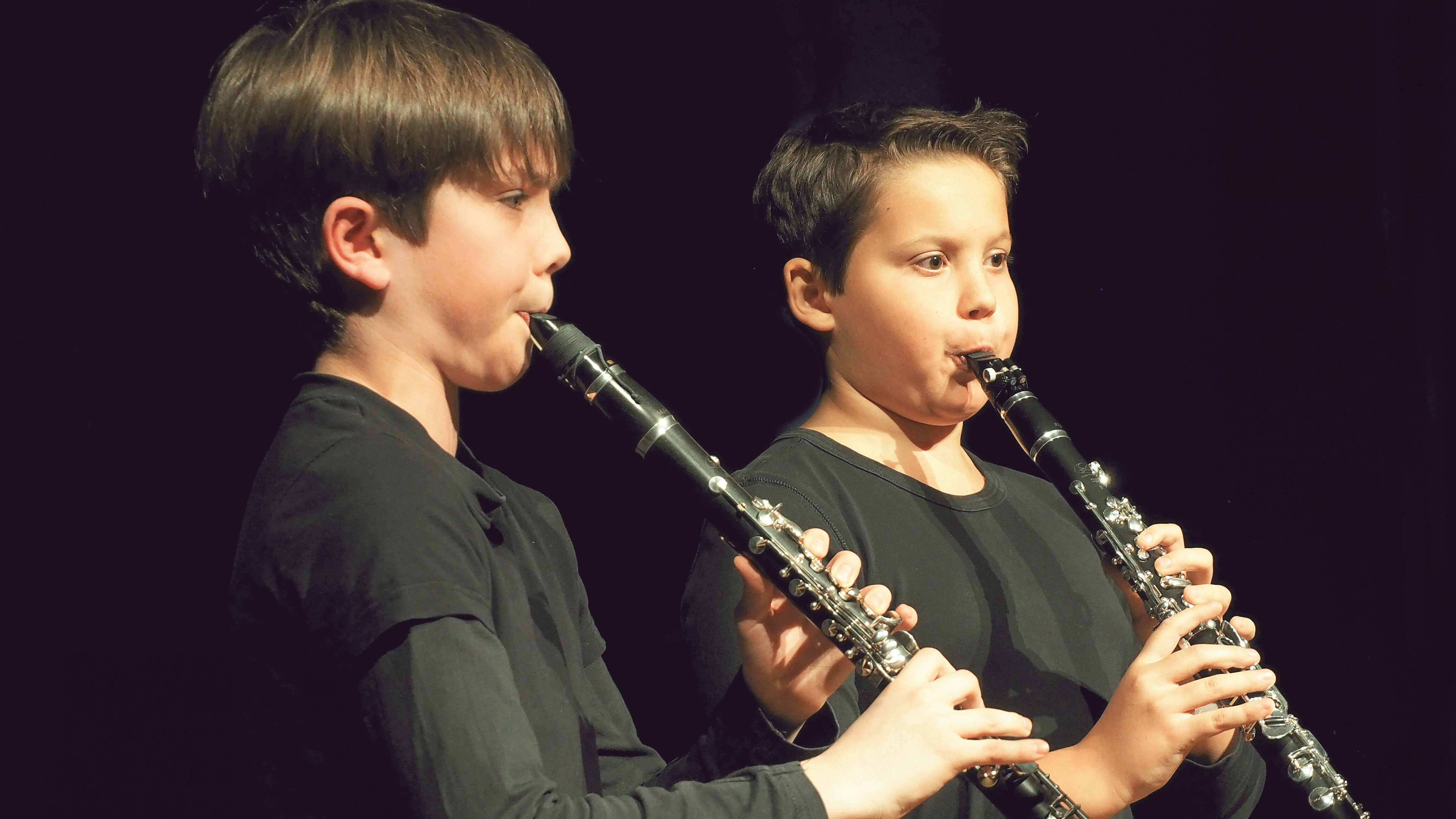 zwei Jungen mit Klarinette