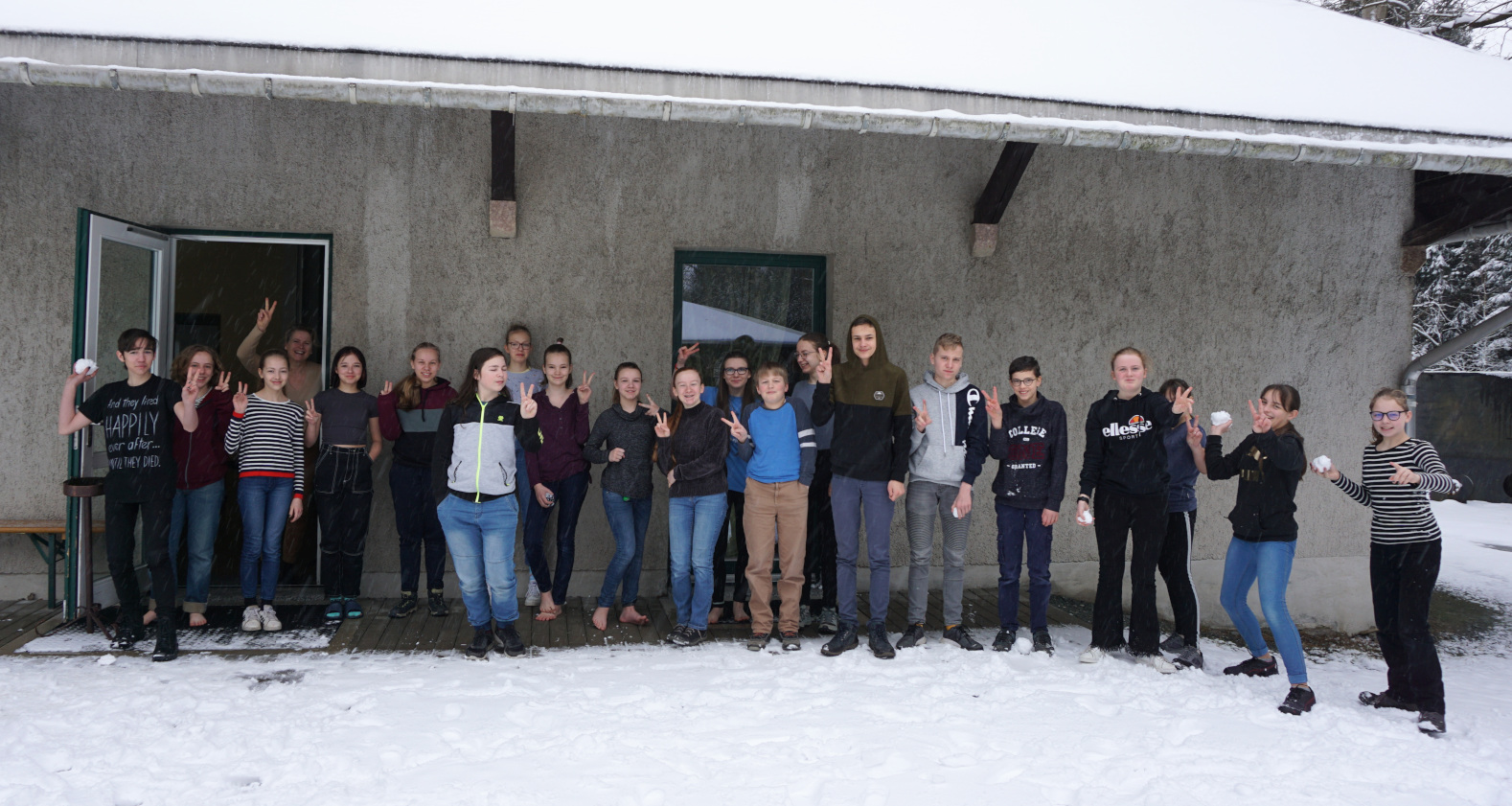 Mitglieder der StreichHölzer vor einem verschneiten Haus