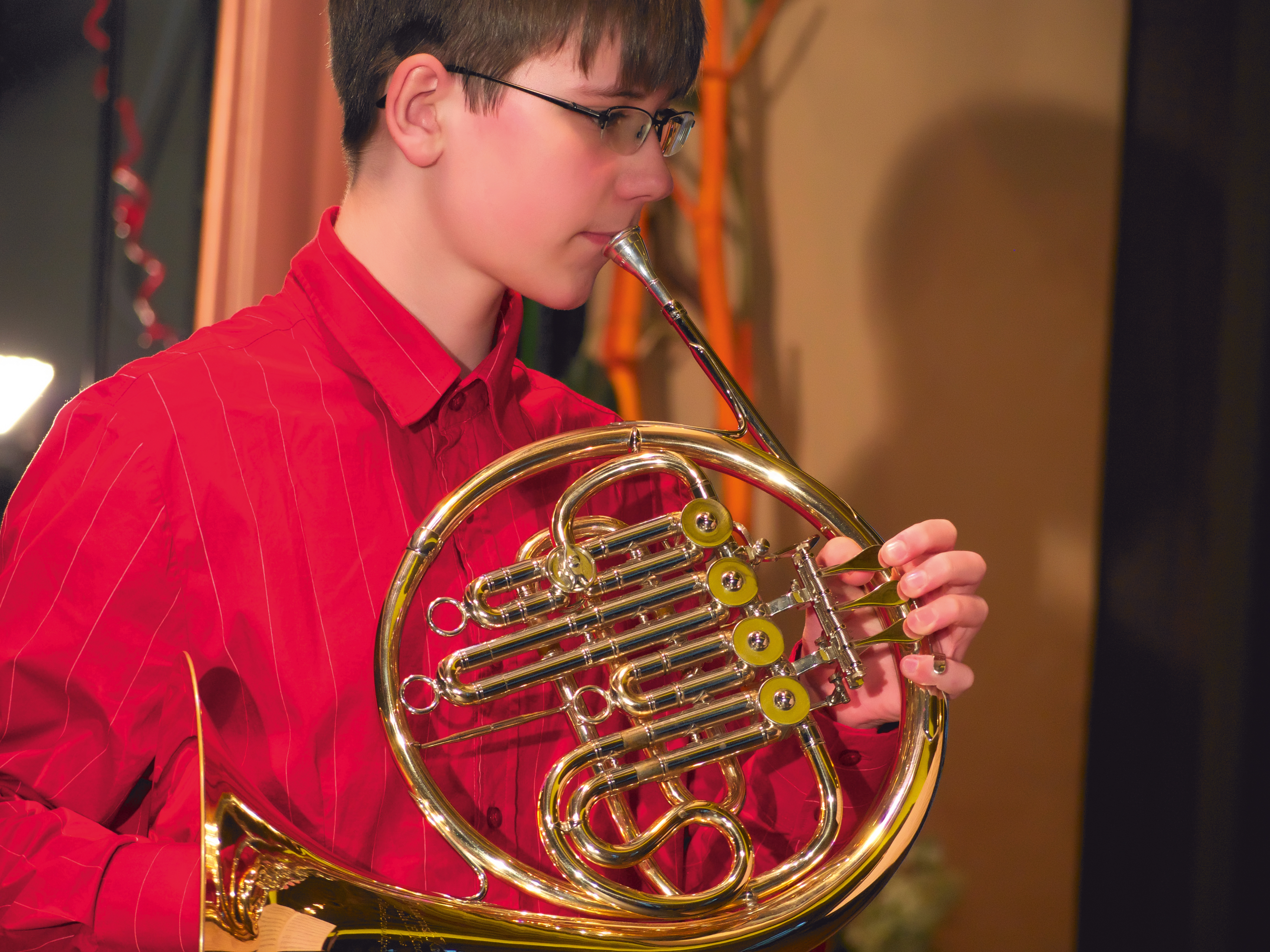 junger Hornist am Musizieren
