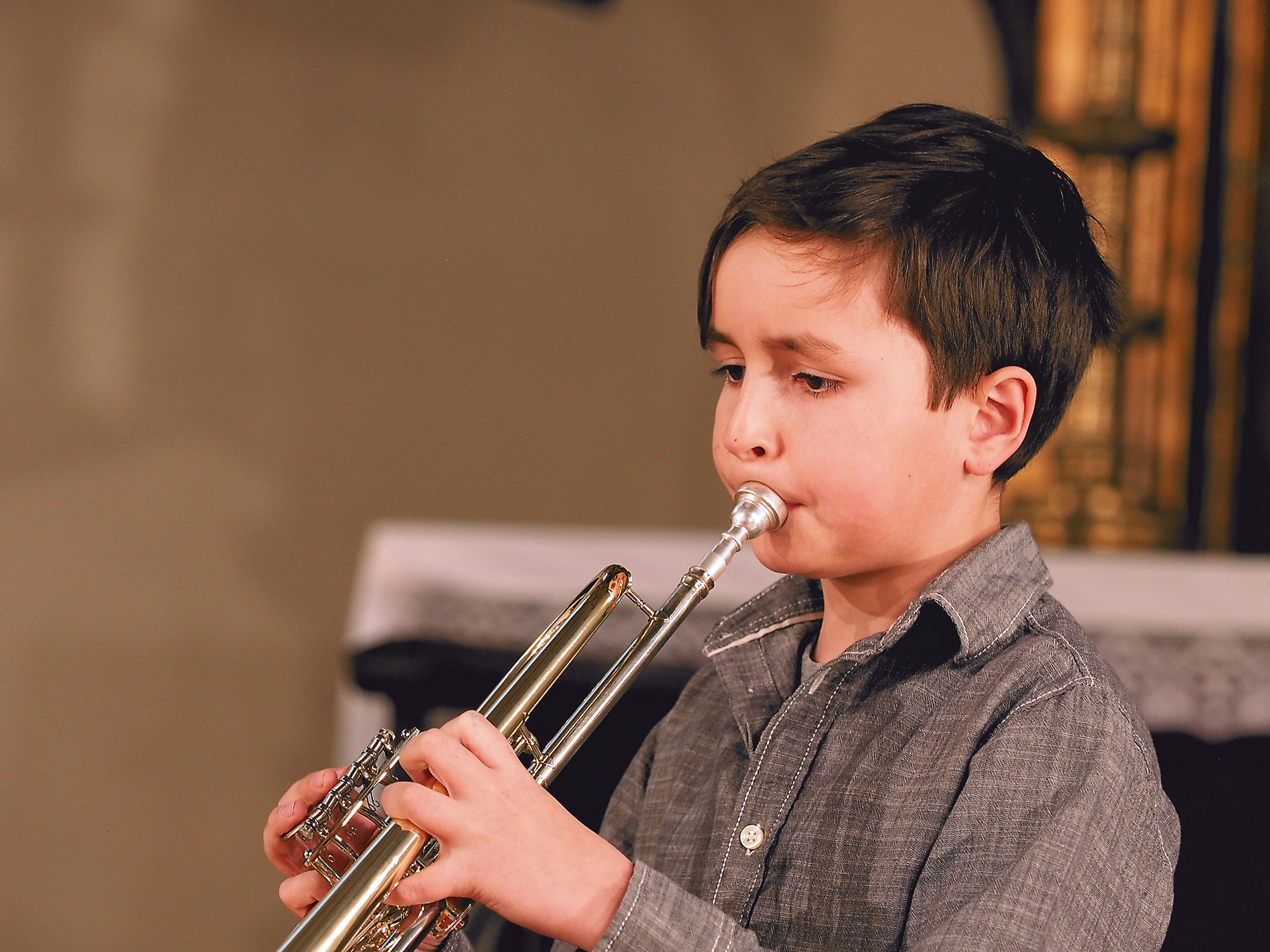 kleiner Junge mit Trompete beim Auftritt