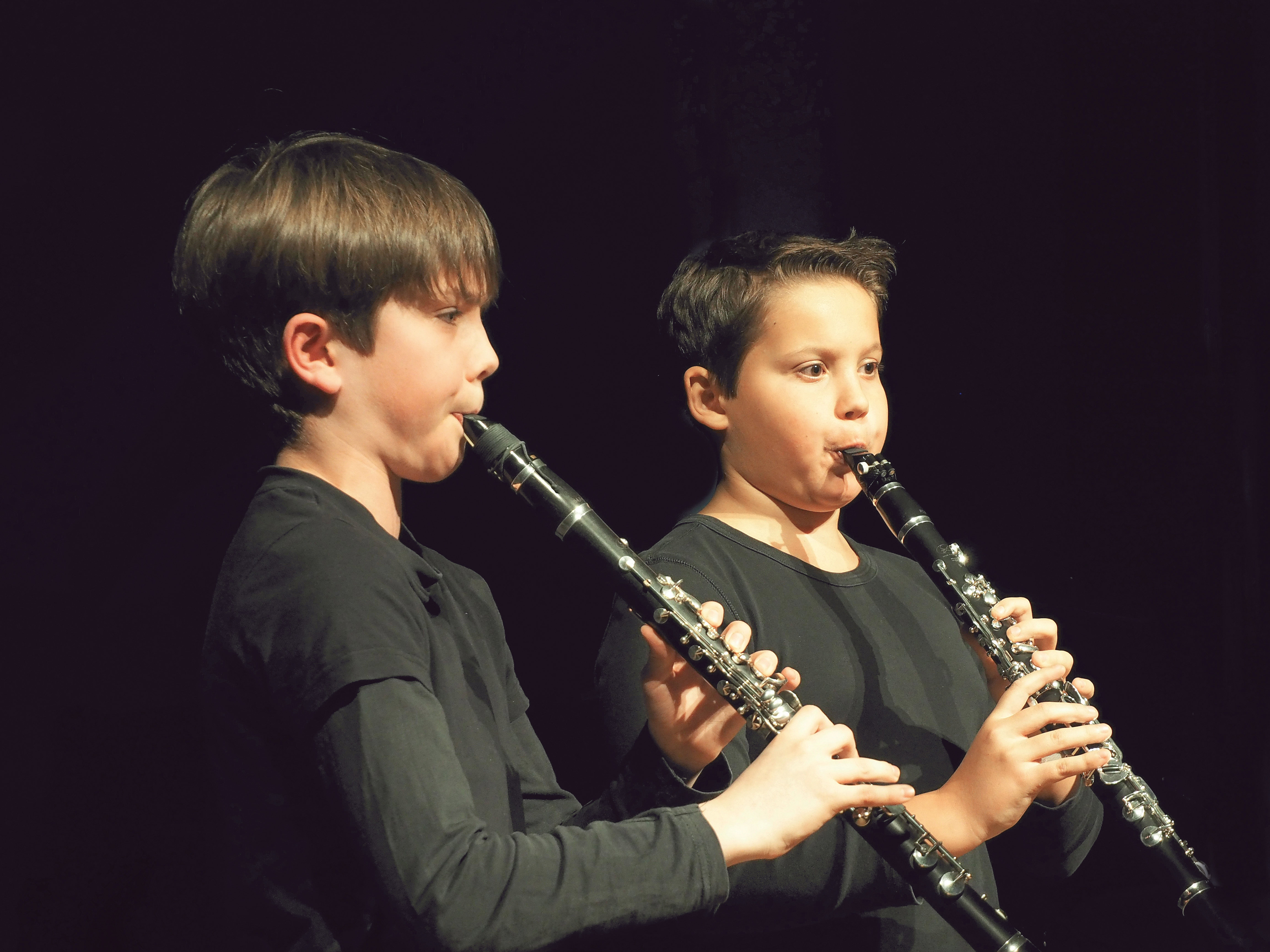zwei Jungen mit Klarinette