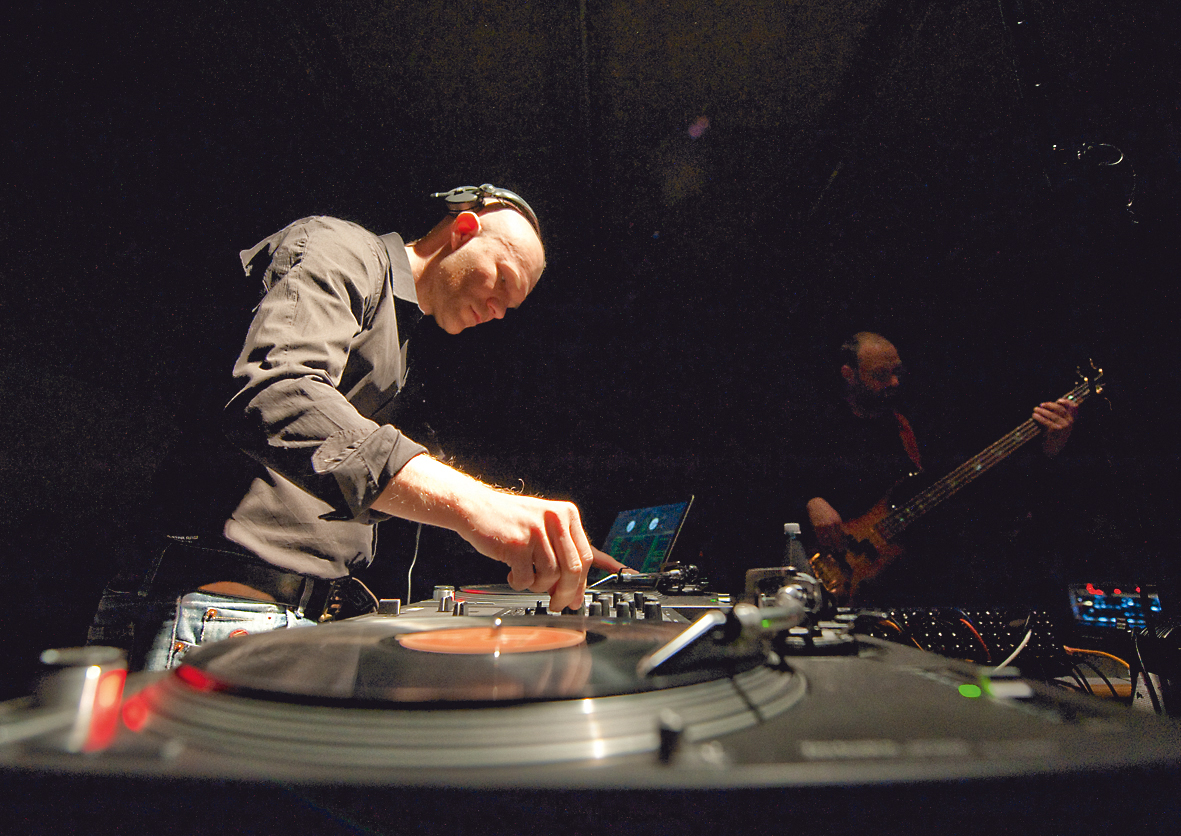 DJ-Lehrer Dirk Duske am DJ-Mixer