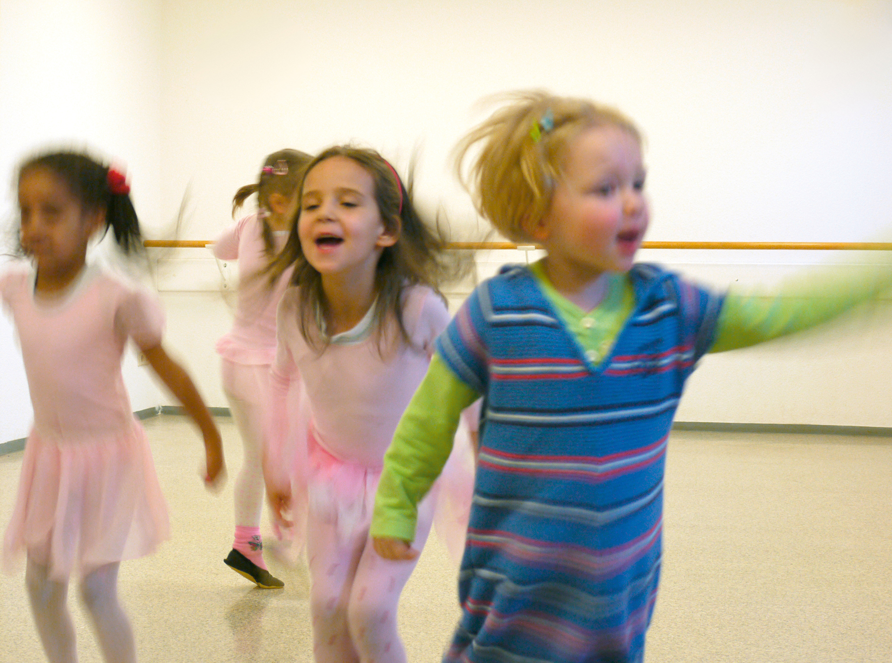 tanzende kleine Mädchen in Ballett-Kleidern