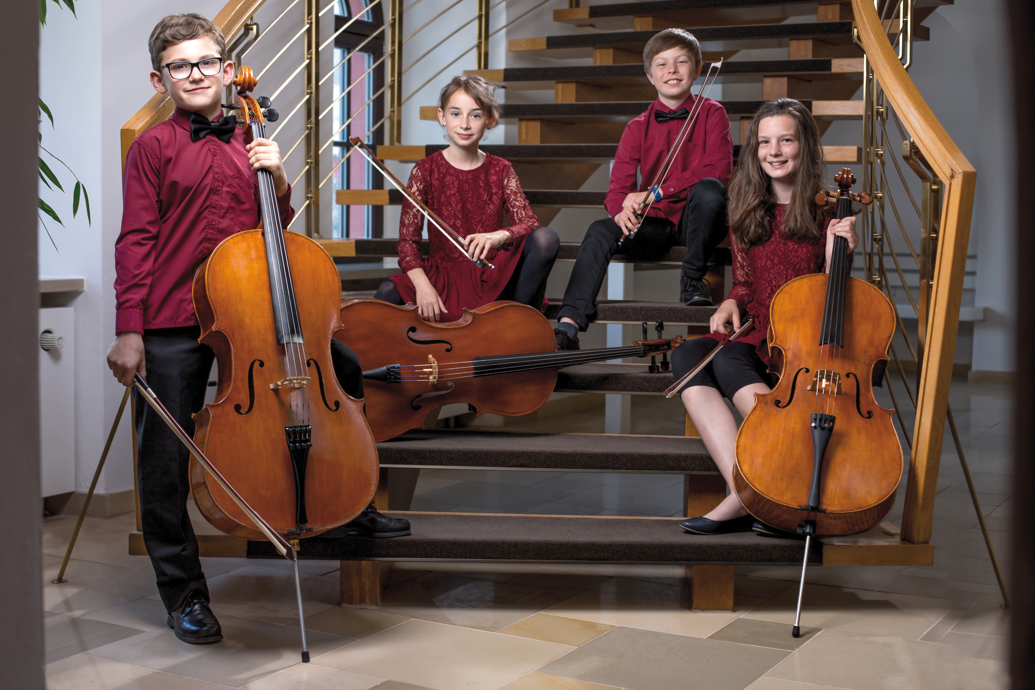 Junges Streicher-Ensemble posiert an einer Wendeltreppe