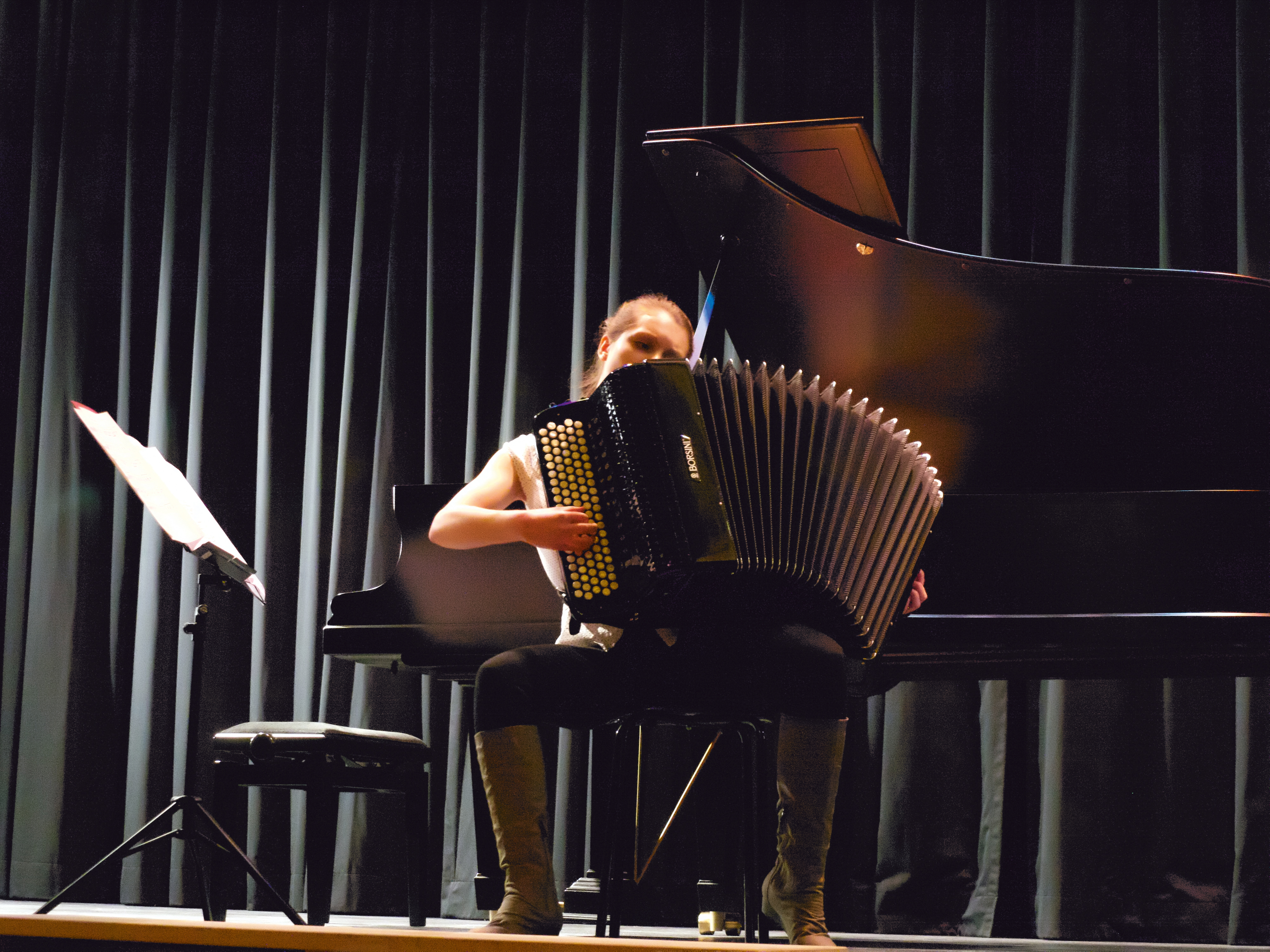 Musikschülerin spielt Akkordeon