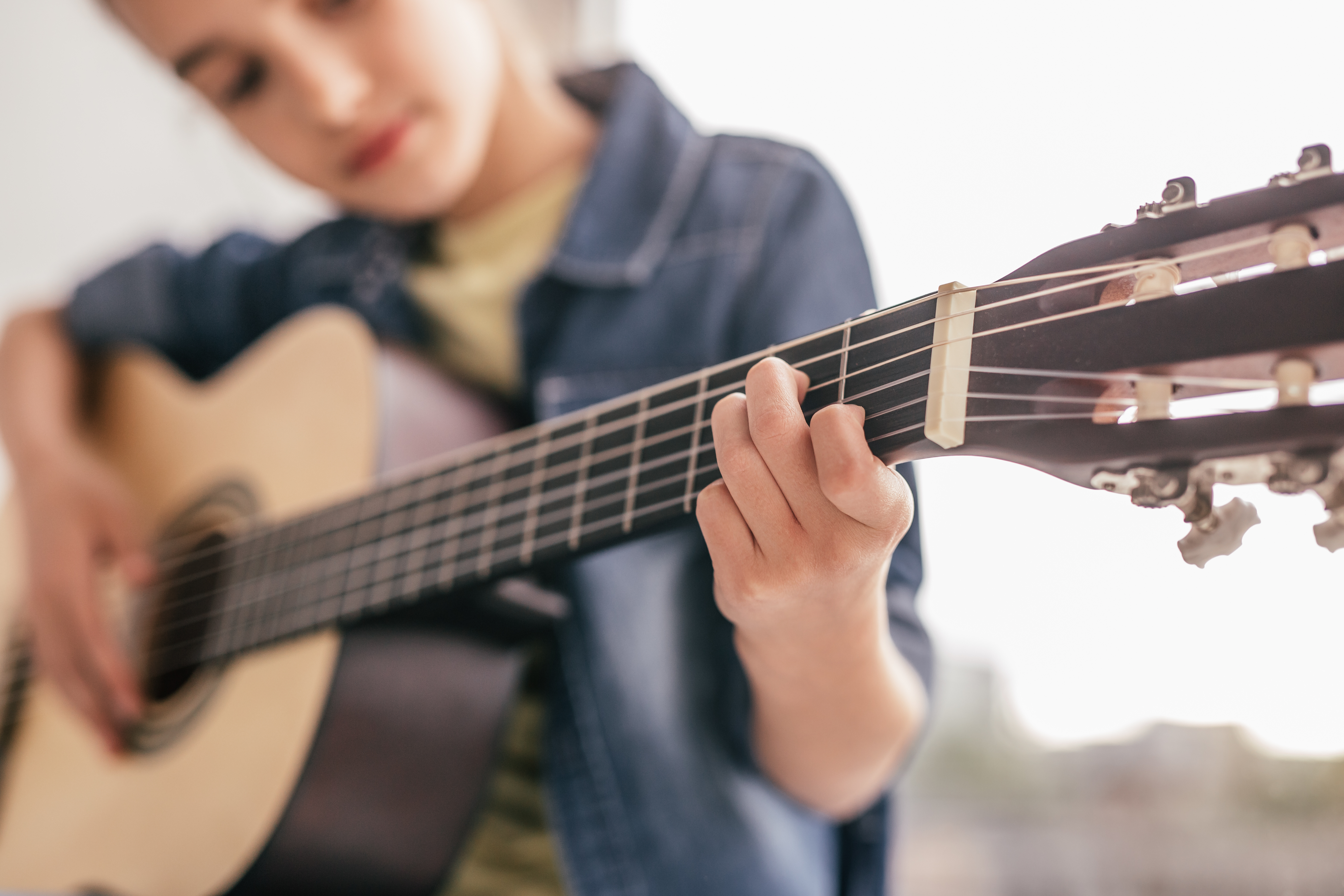 Mädchen an der Gitarre