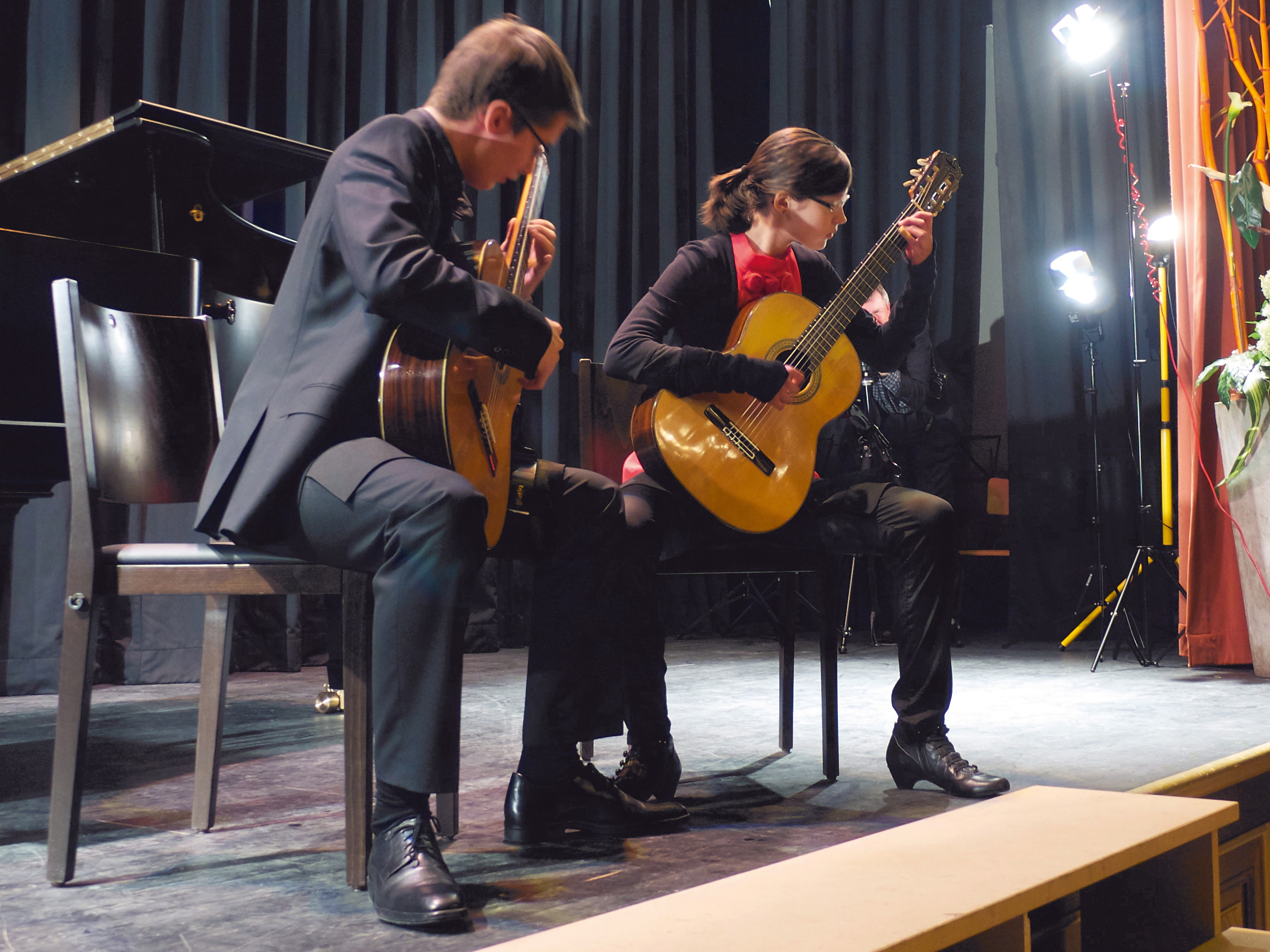 Ein Gitarrenduo beim Auftritt