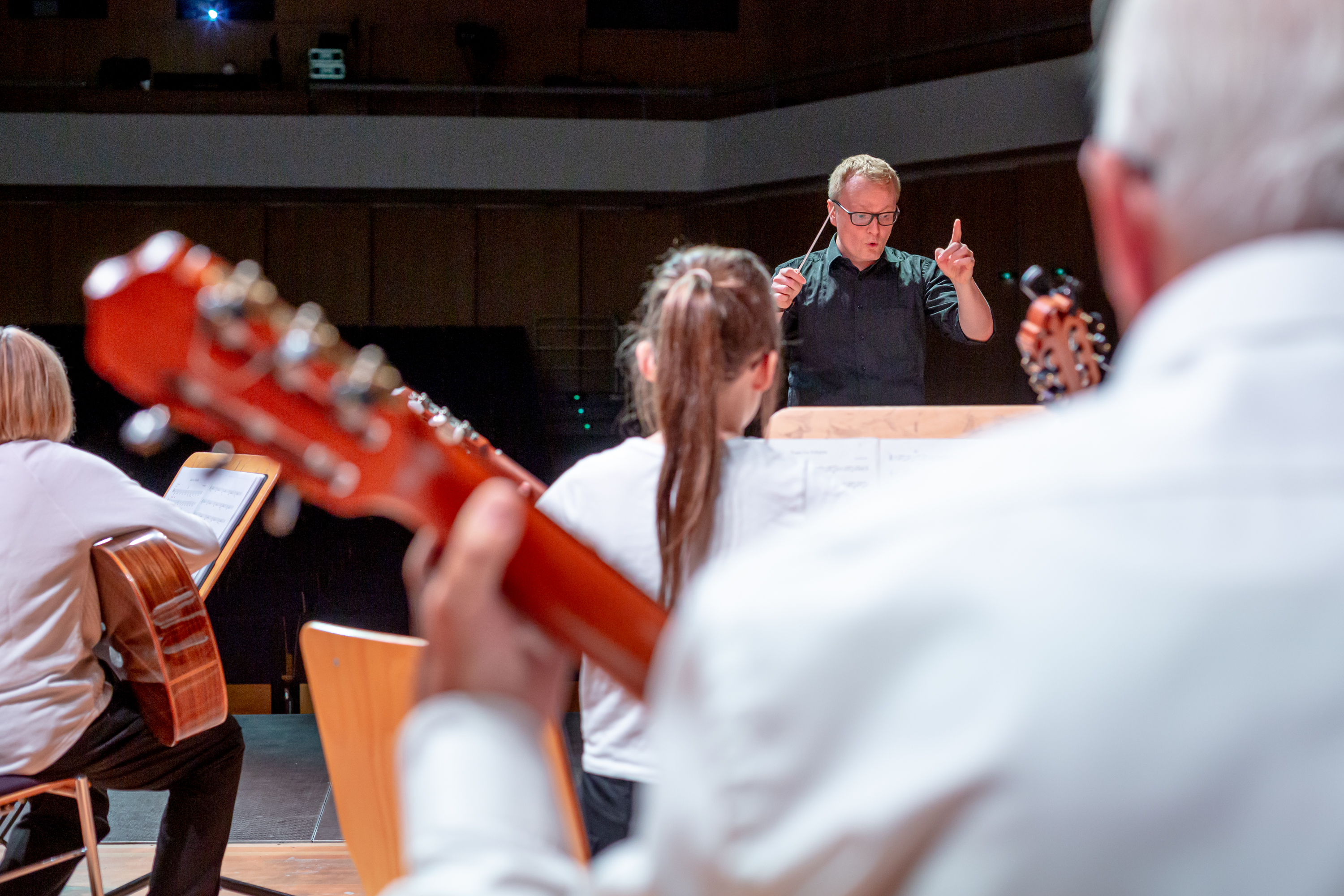 Gitarrenlehrer Dirigiert Zupforchester