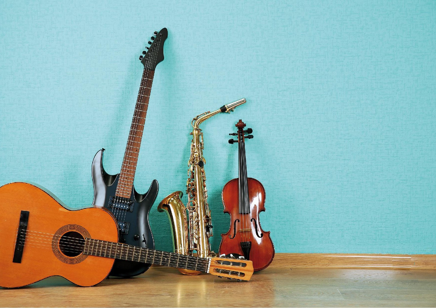 Bild mit vielen unterschiedlichen Instrumenten