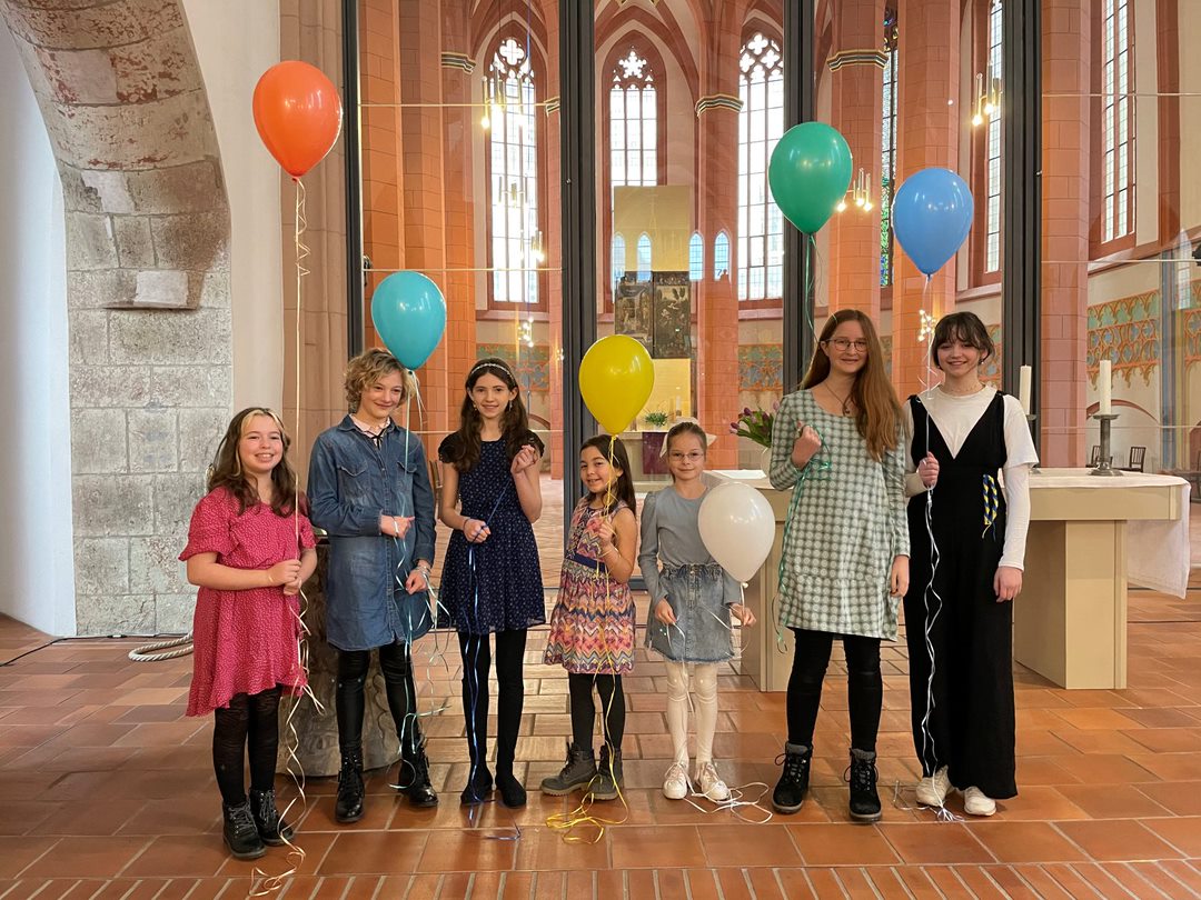 Bild des Chores mit bunten Luftballons in der Jakobikirche Chemnitz