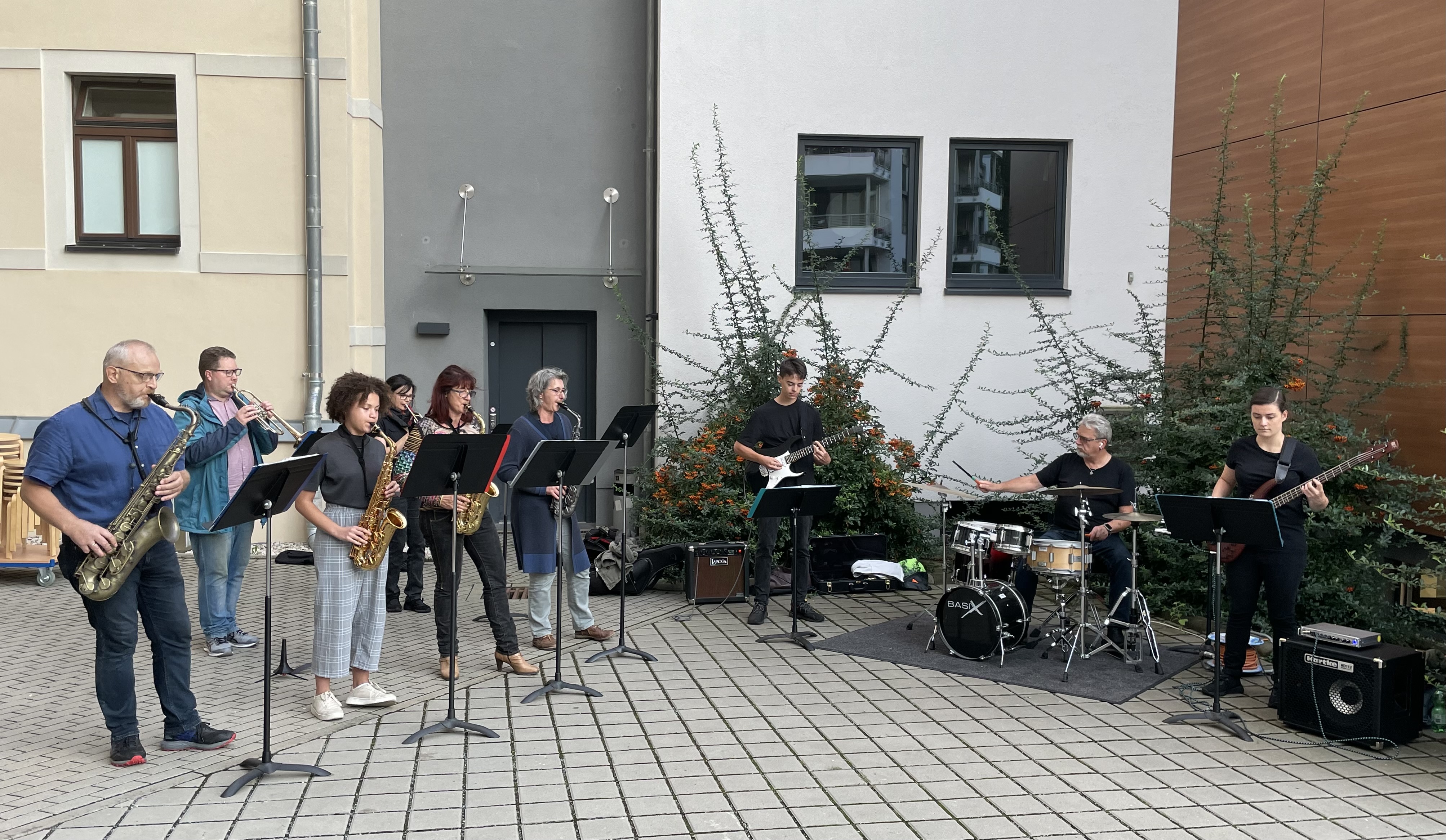 Die Bigband im Innenhof der Musikschule