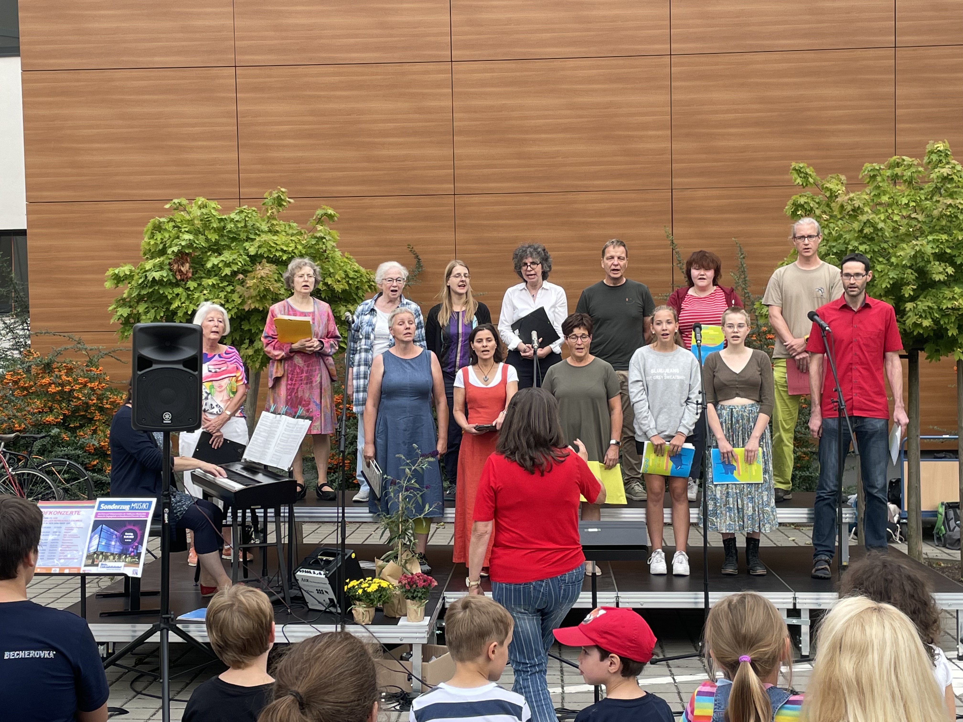 Der Projektchor mit älteren Musikschüler:innen beim Auftritt