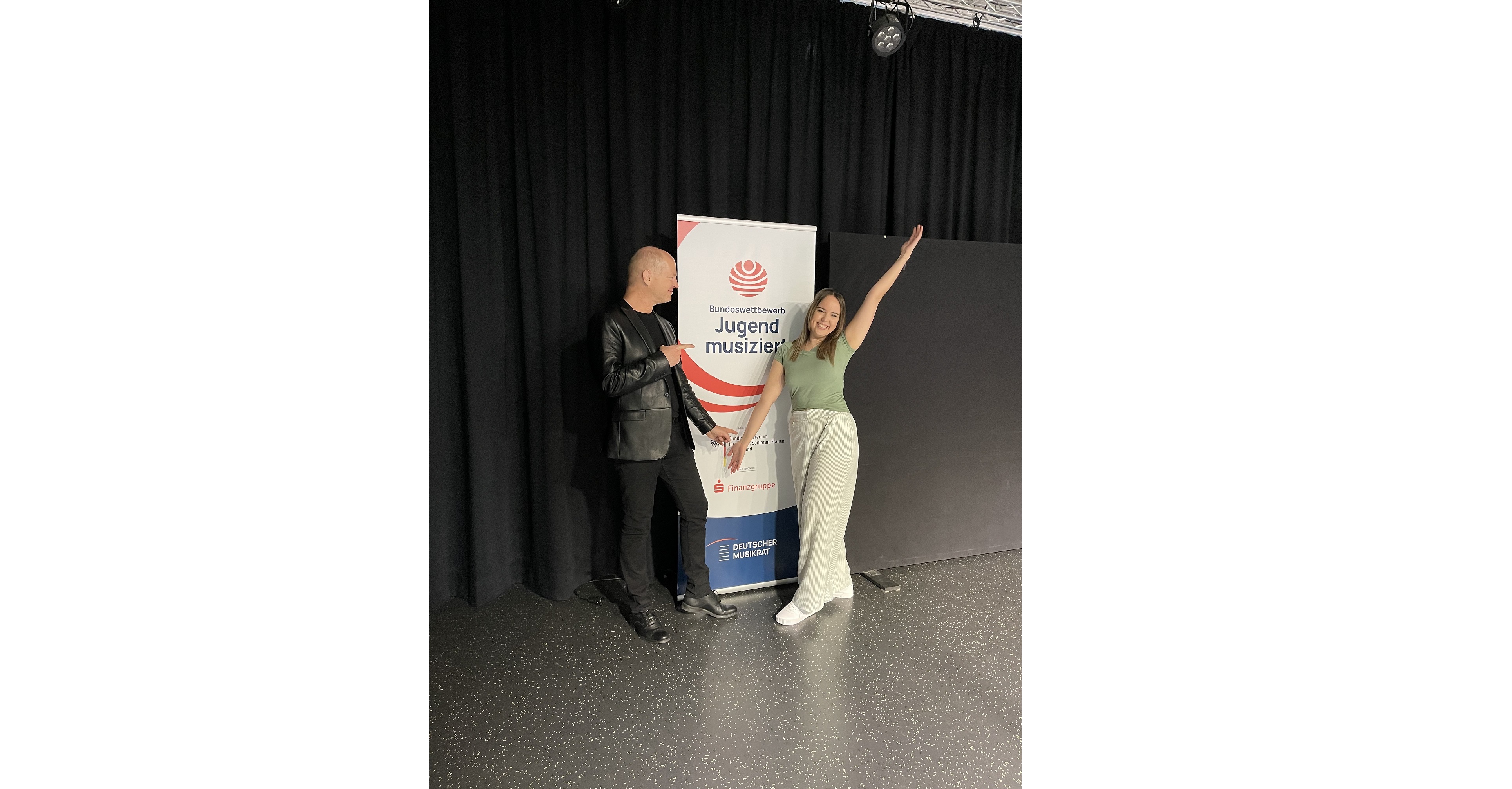 Laura Graichen und Henrik Lehmann vor dem Banner des Bundeswettbewerbs Jugend musiziert