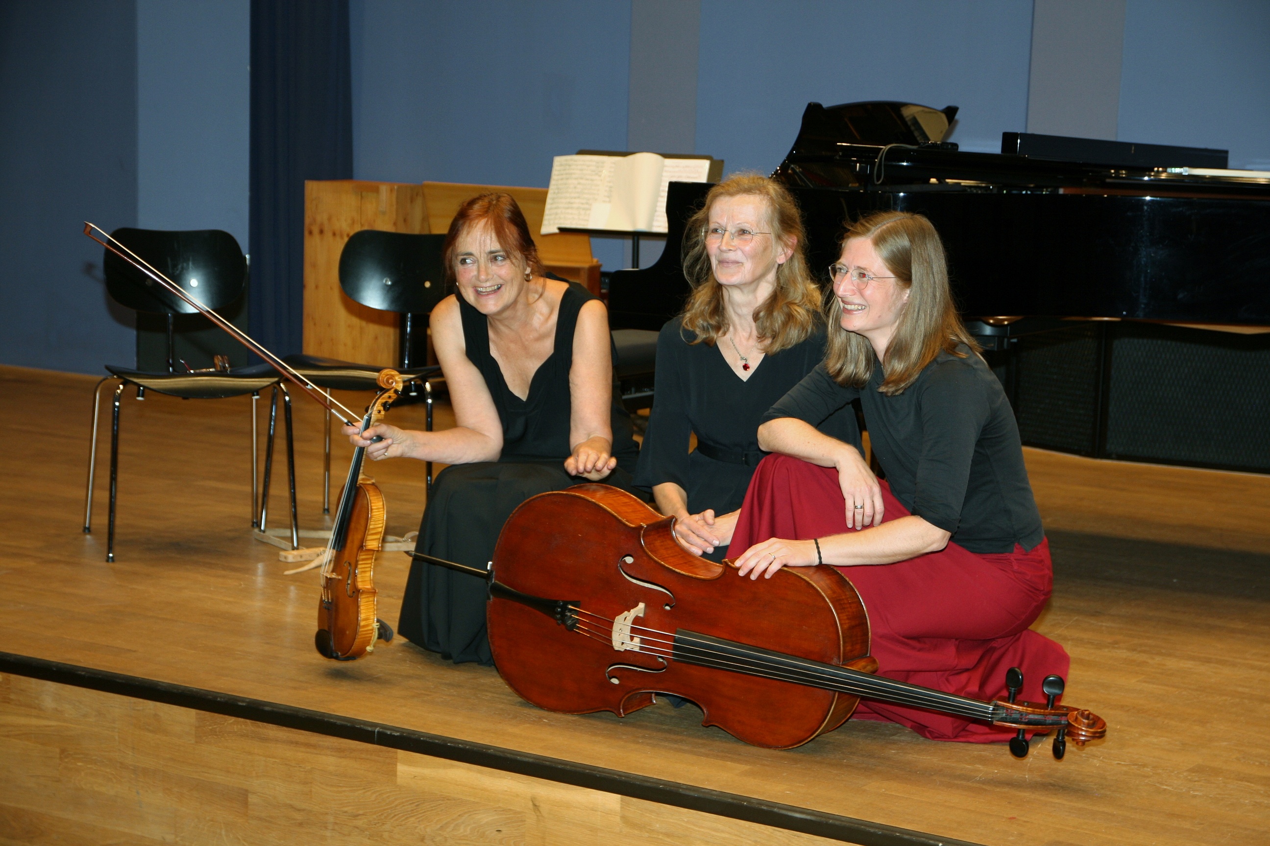 Der Lehrerinnen der Musikschule posieren mit Violine und Cello.