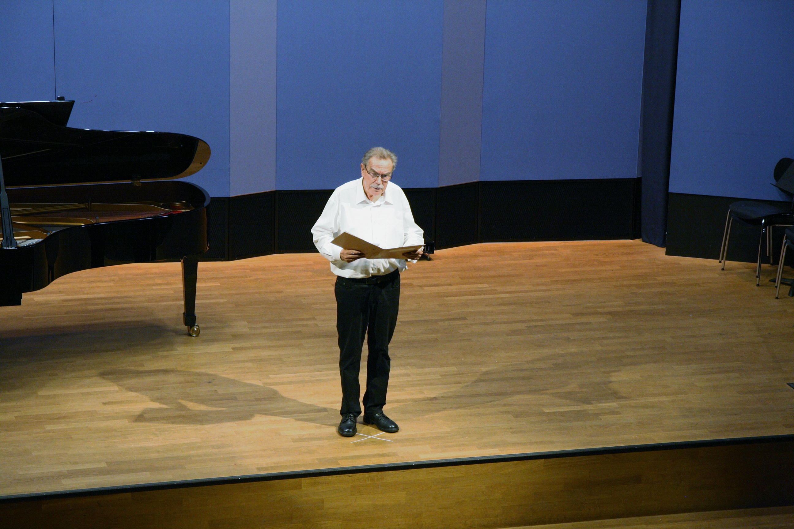 Herr Bartels rezitiert einen Text von Ludwig van Beethoven