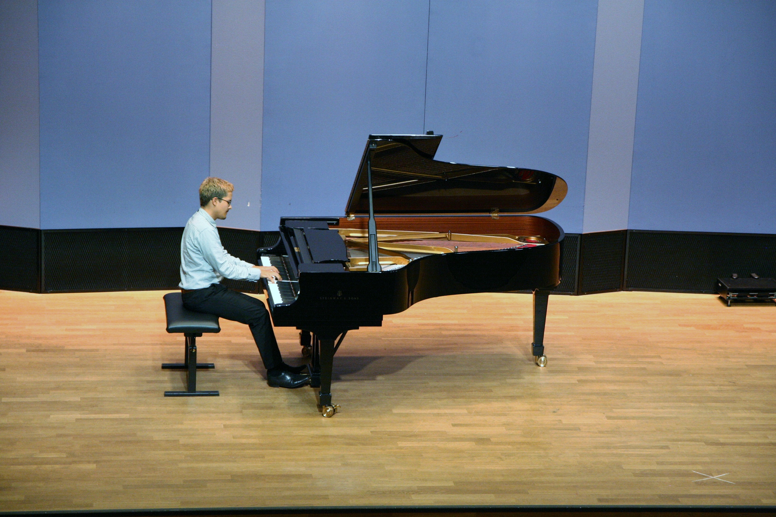 Ein Pianist spielt am Flügel.